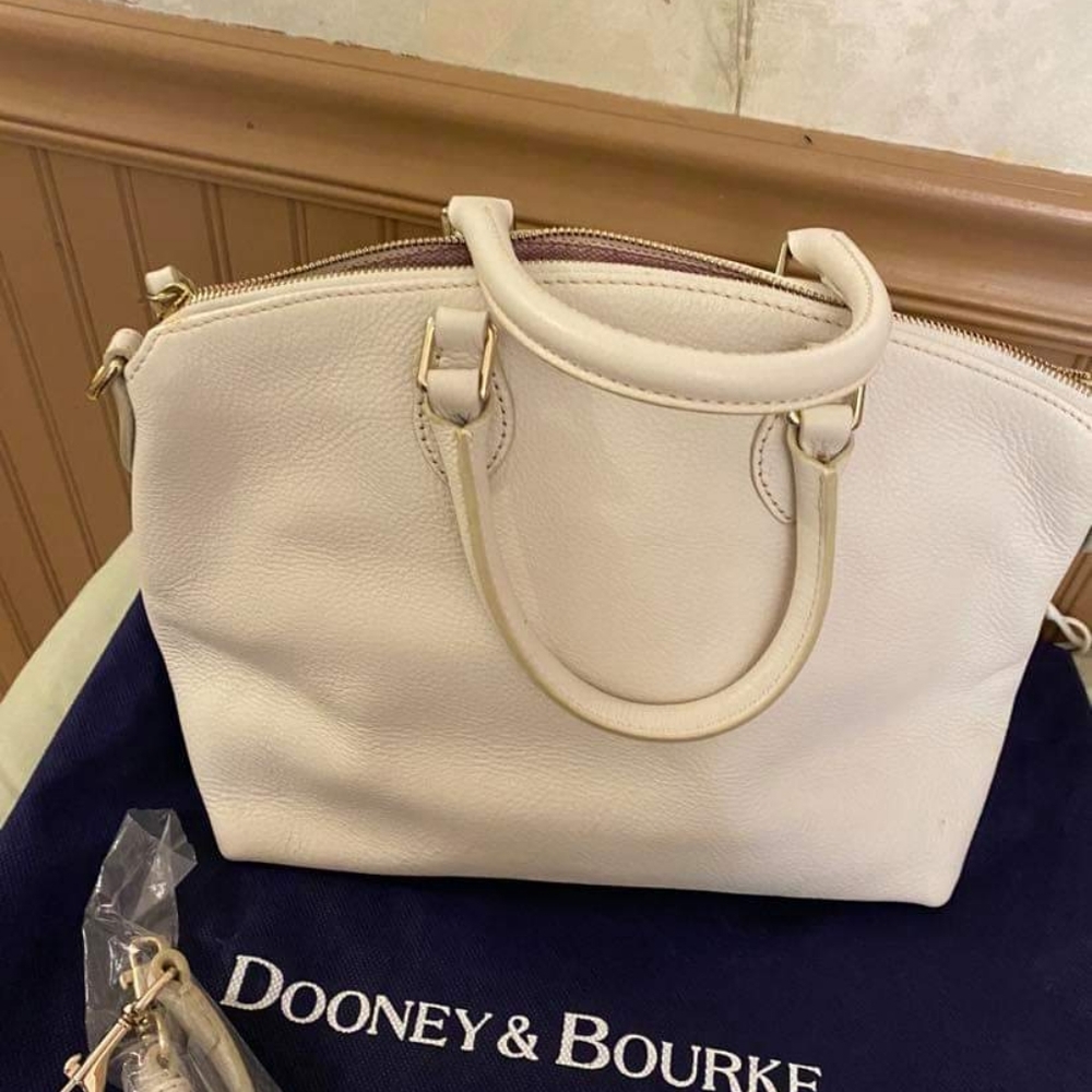 Absolutely perfect Dooney & Bourke purse/Bag